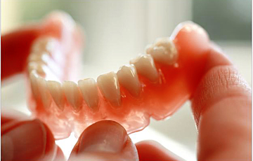 ⁠Нейлоновые съемные протезы-  достойная замена токсичным протезам из акриловой пластмассы. Нейлон- это новый материал, не вызывающий аллергии, который с большим успехом применяется в стоматологии.